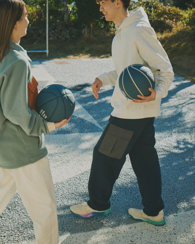 バスケットボールを楽しむ男女の写真