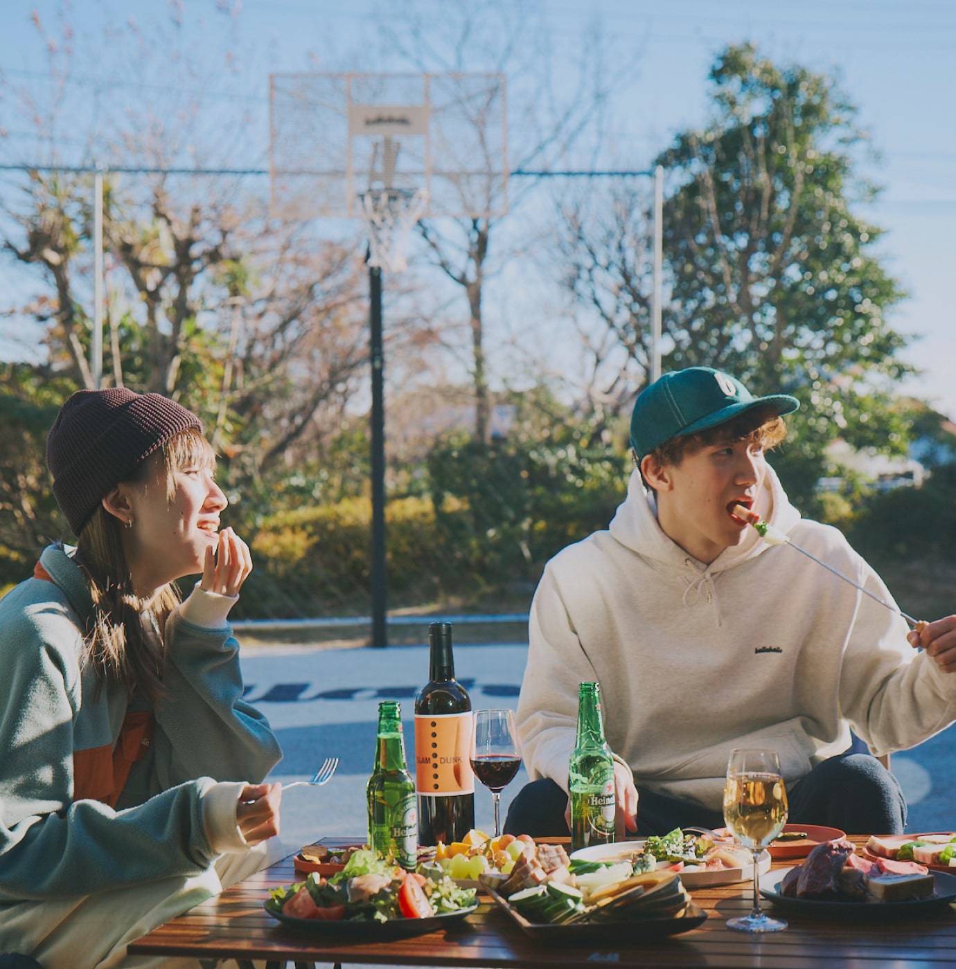 屋外で食事を楽しむ男女の写真