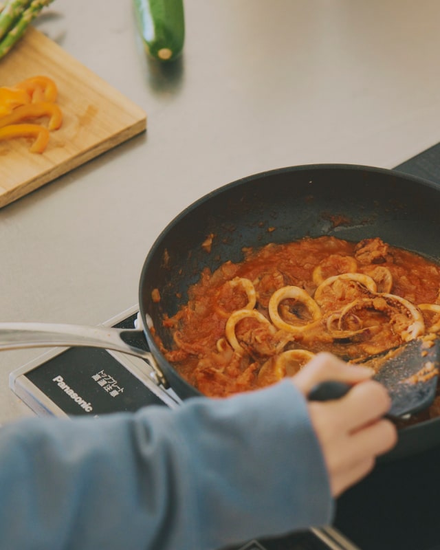 料理をしている手元の写真