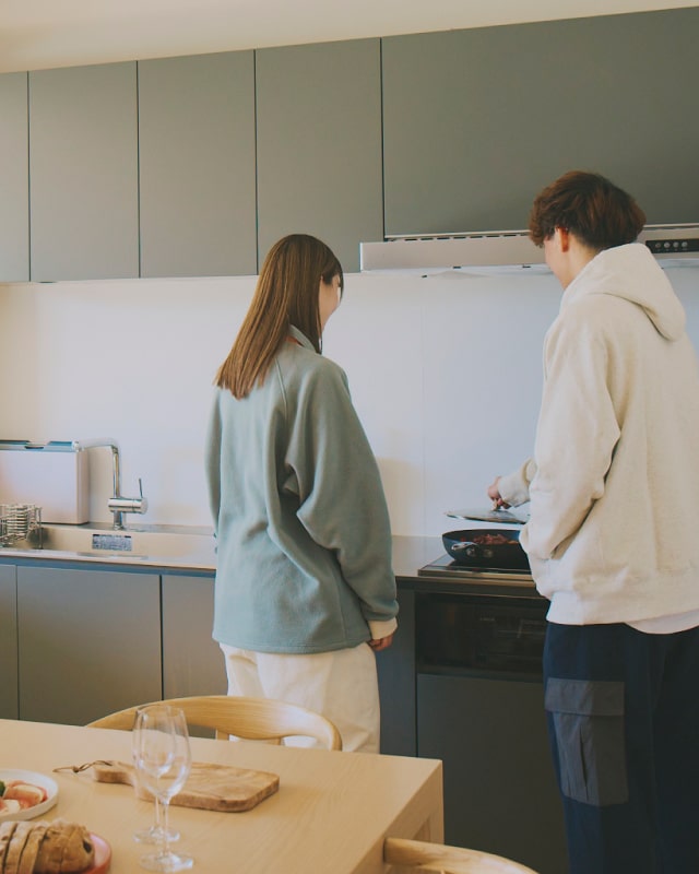 キッチンにいる男女の写真