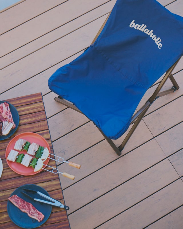 ballaholicの椅子と食事が乗っているテーブルの写真