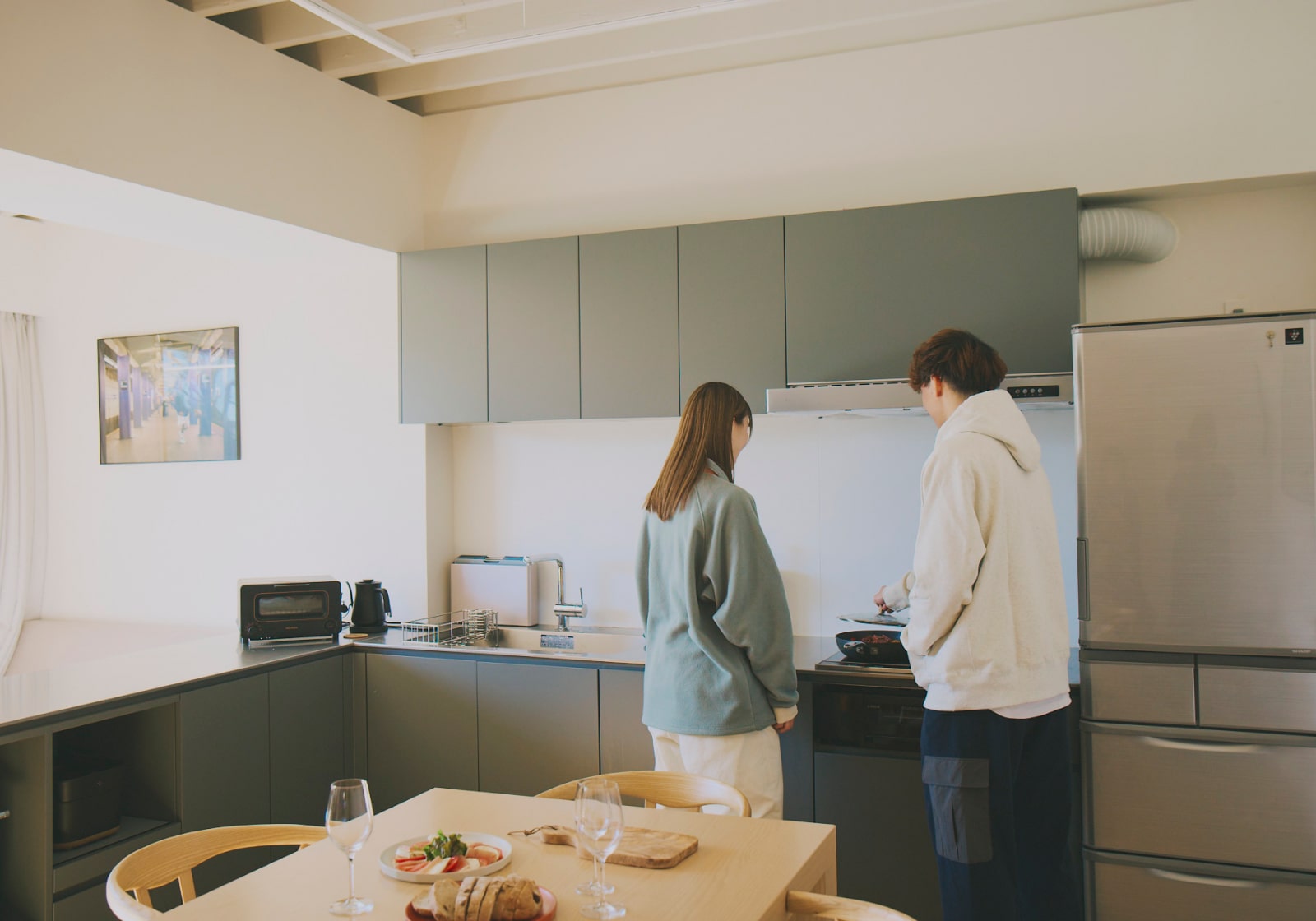 キッチンで料理をする男女