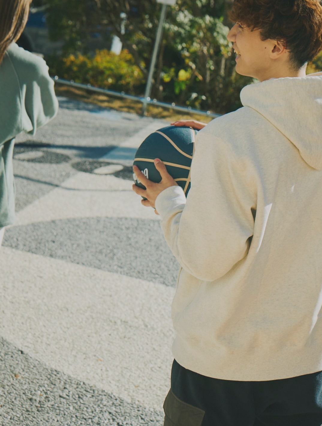 バスケットボールを手に持つ男性