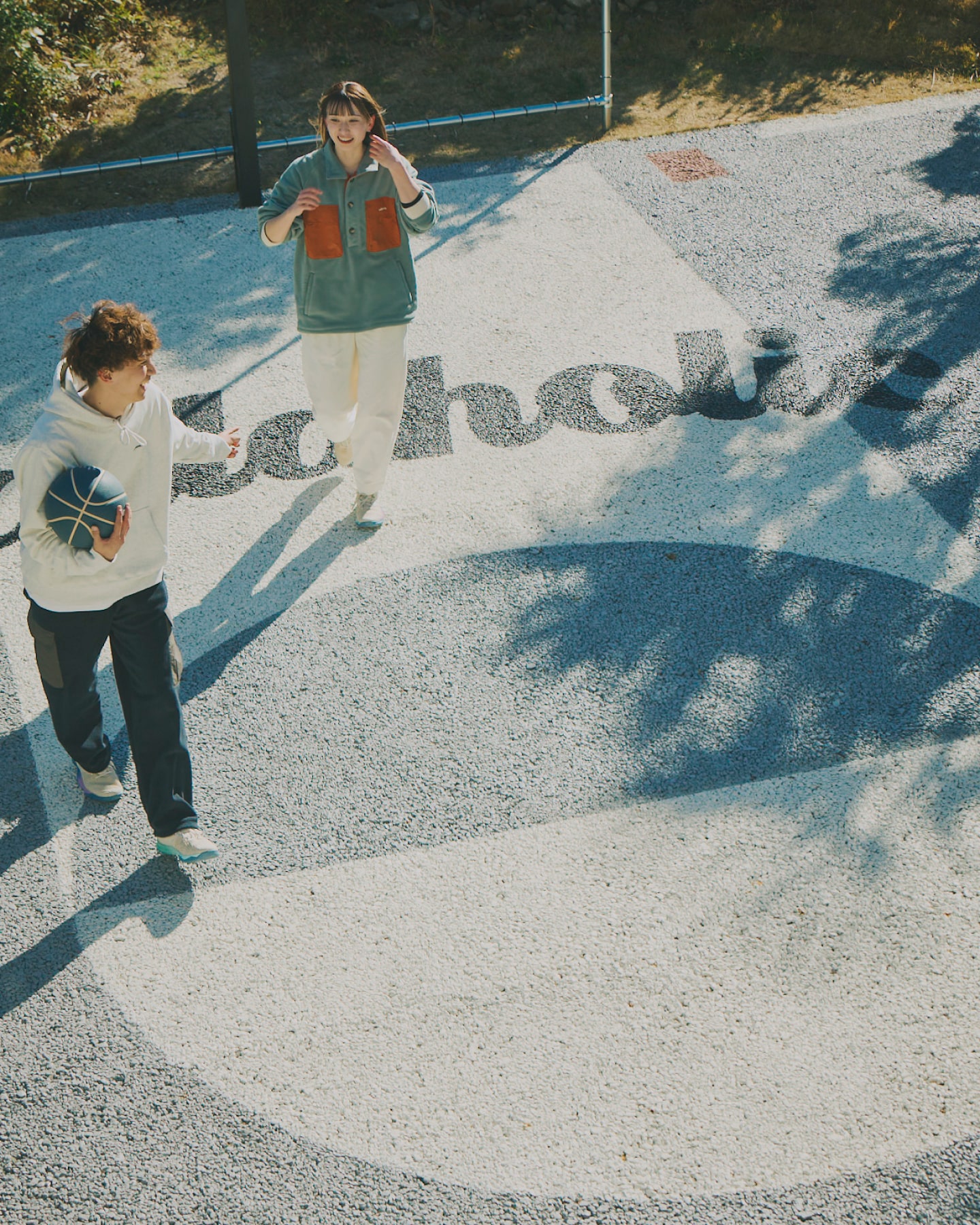 バスケットボールを楽しむ男女