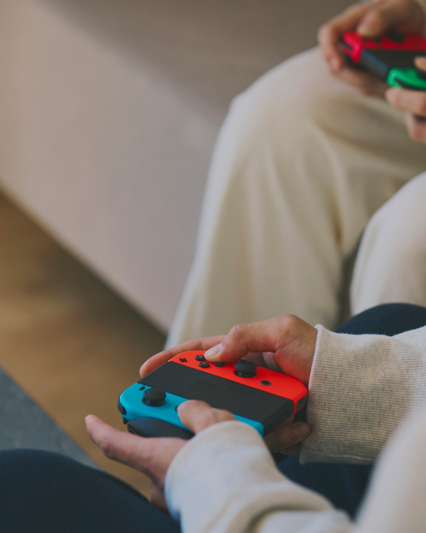 ゲームのコントローラーを持っている手元