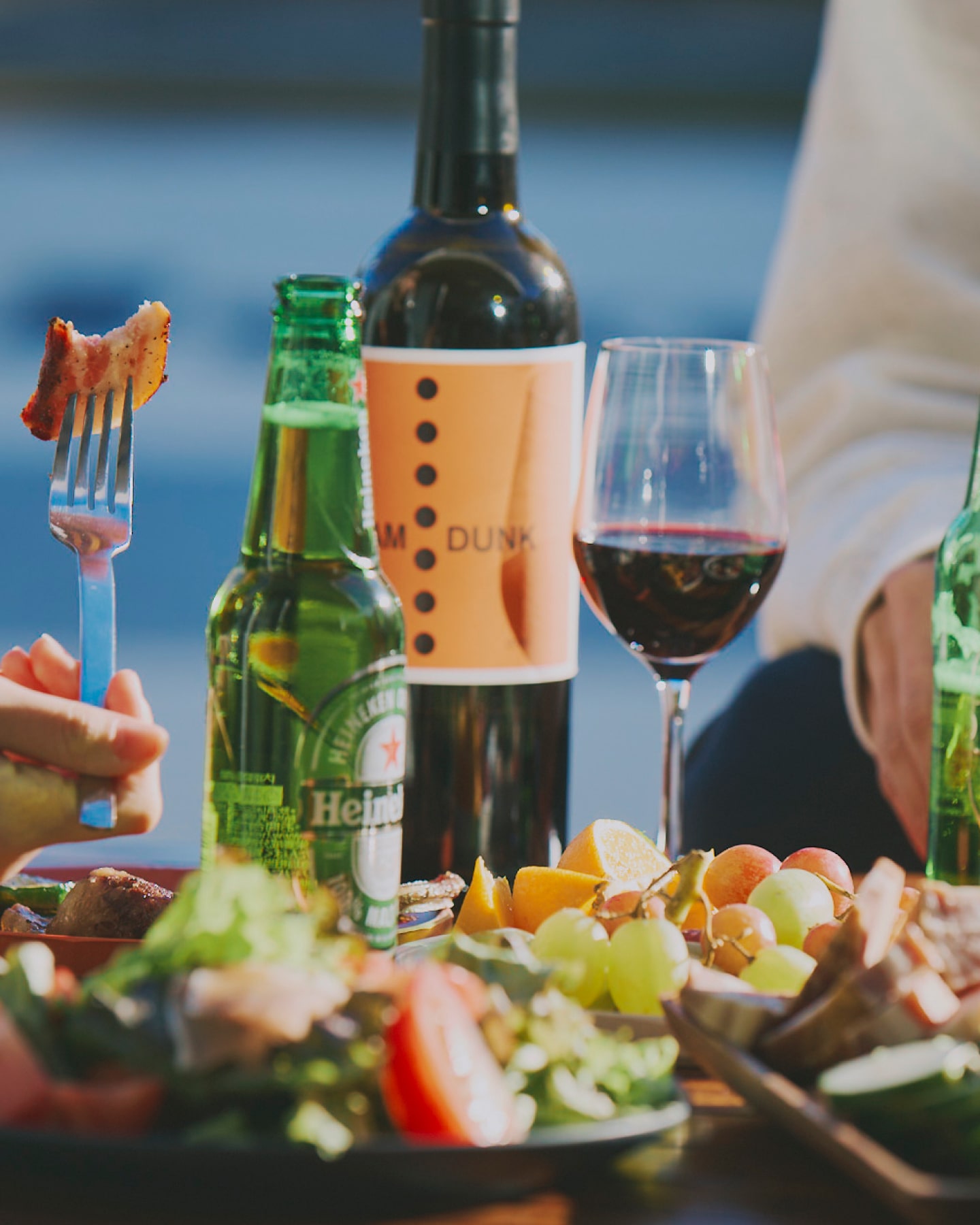 ワインや果物の並ぶ食卓
