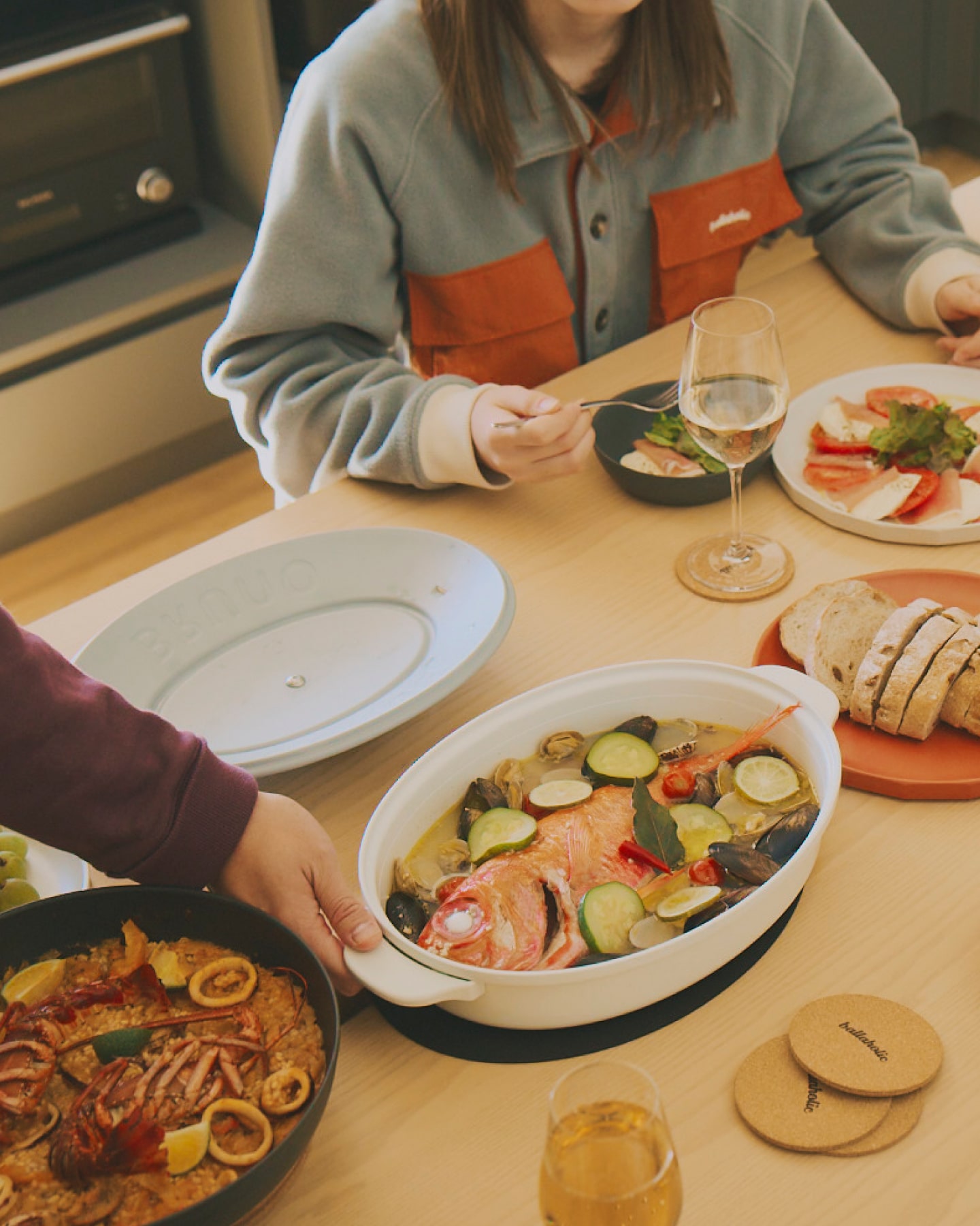 ワインやアクアパッツァの並ぶ食卓