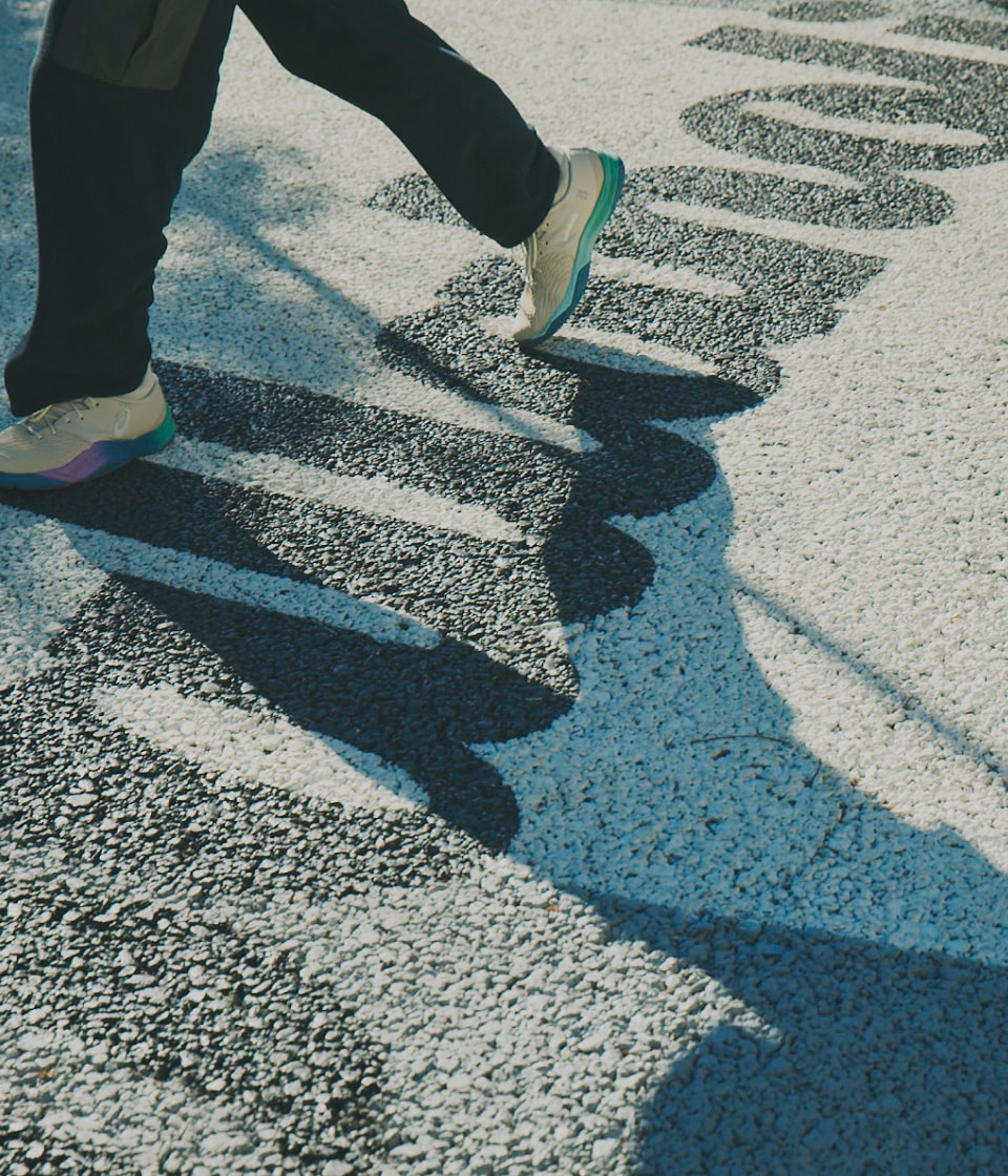 バスケコートを歩く足元の写真