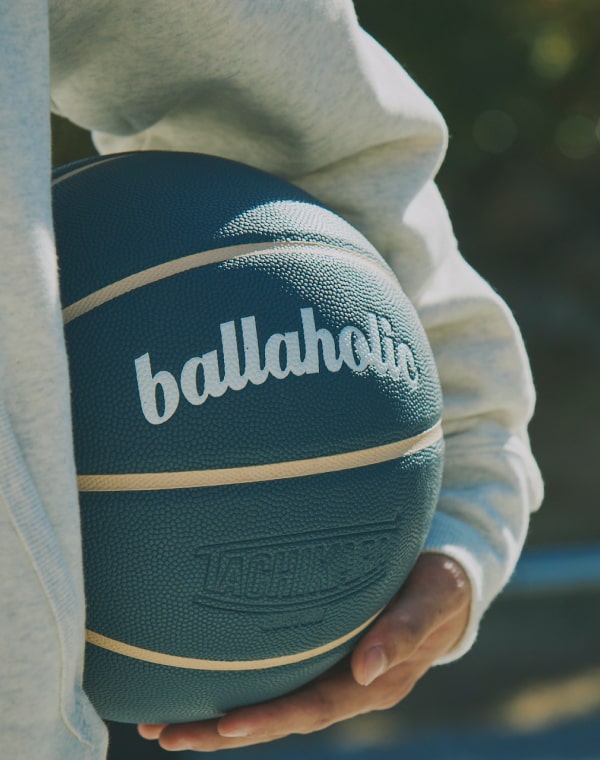 バスケットボールを抱えている写真