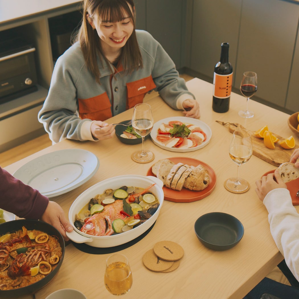 ワインやアクアパッツァの並ぶ食卓