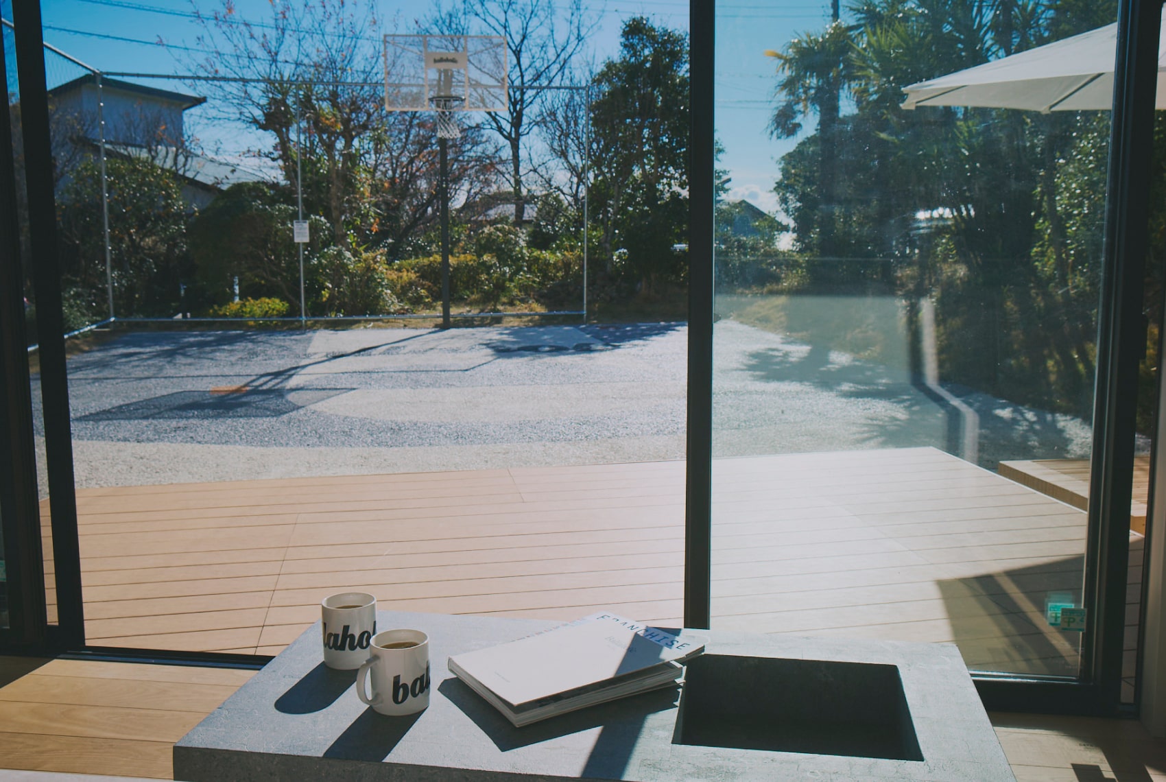 リビングから外を見た写真