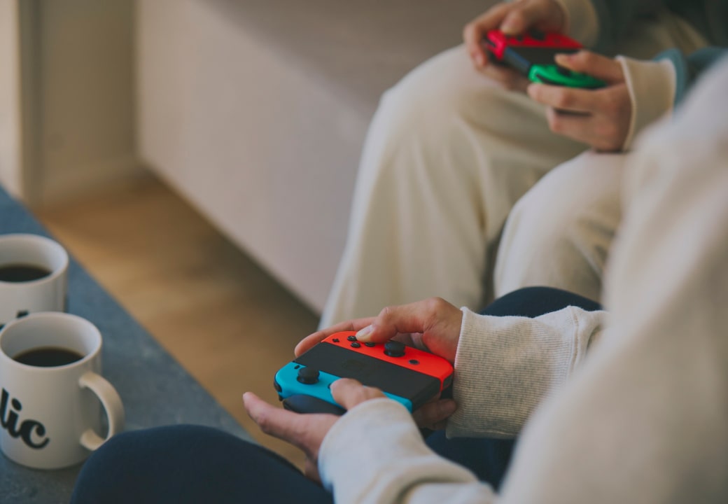 Nintendo Switchのコントローラーを持つ手元