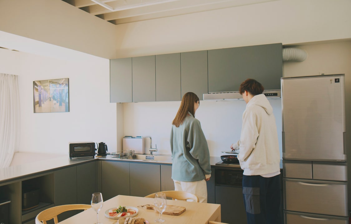 キッチンで料理をする男女