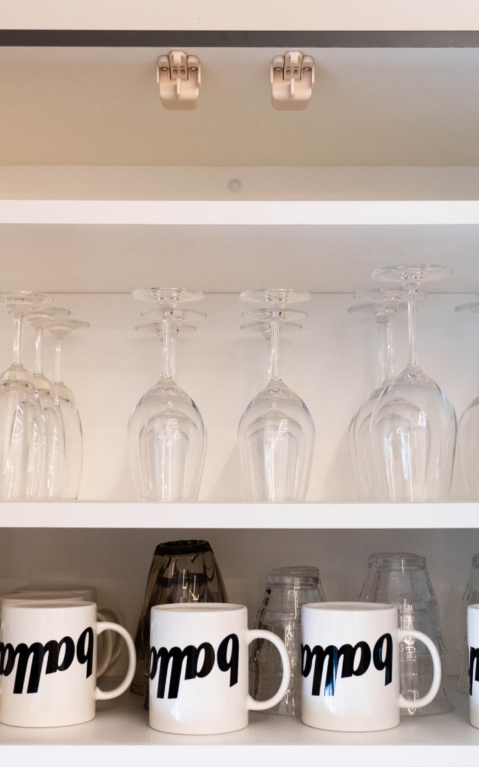 陳列されたグラスやマグカップ