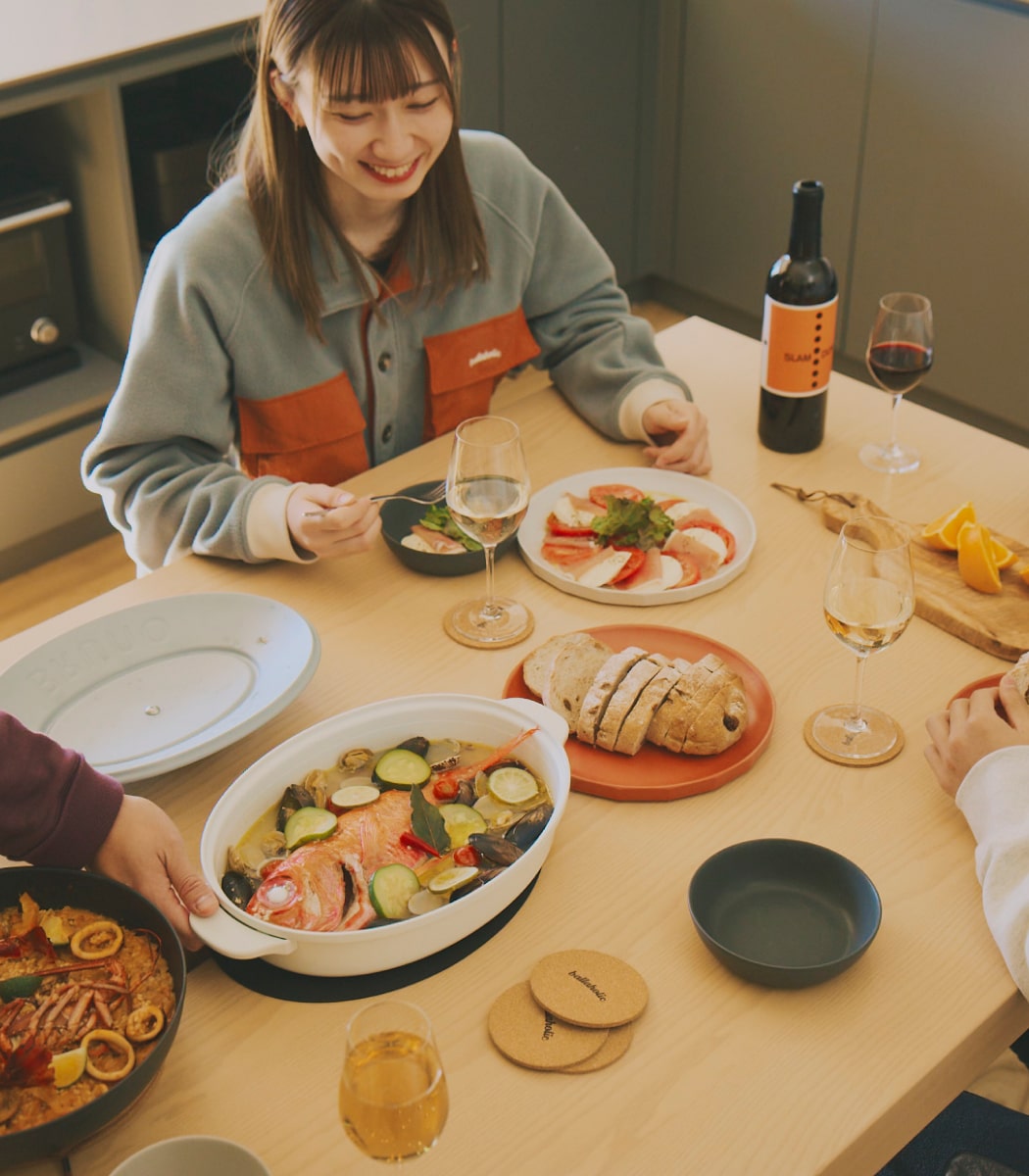 ワインやアクアパッツァの並ぶ食卓