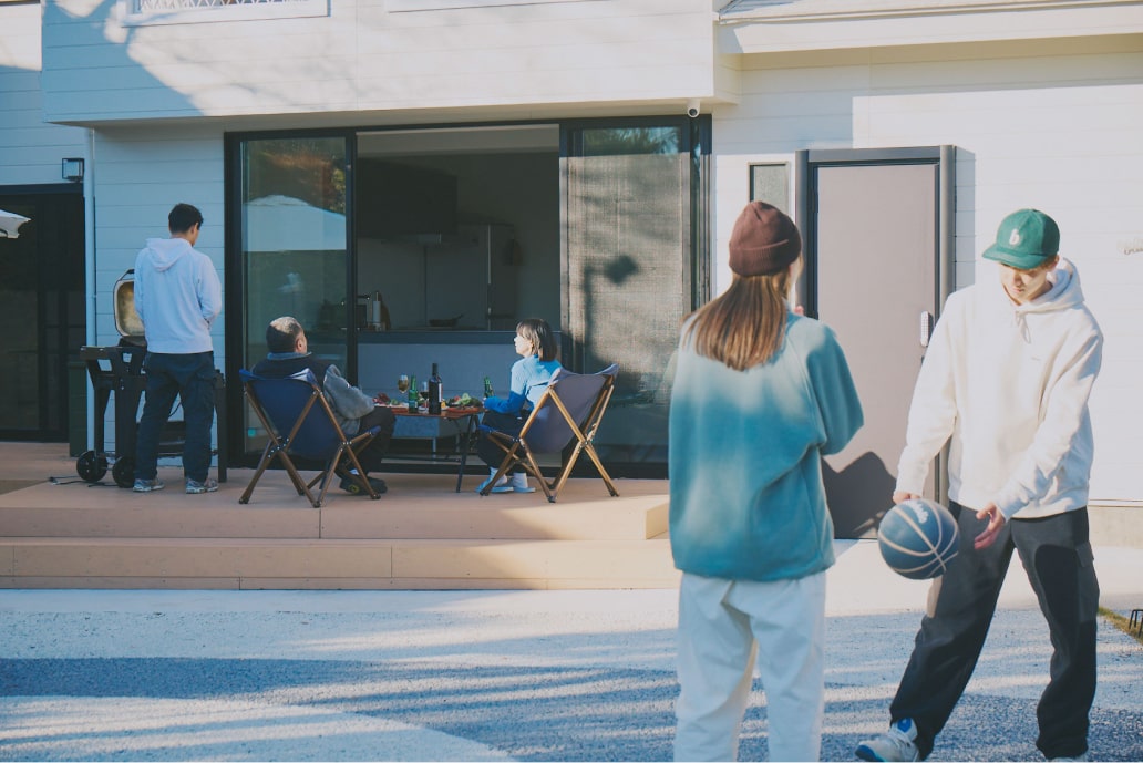 屋外で数人で過ごしている写真