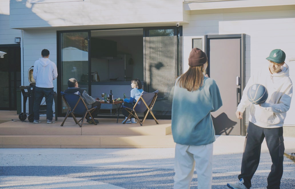 屋外で数人で過ごしている写真