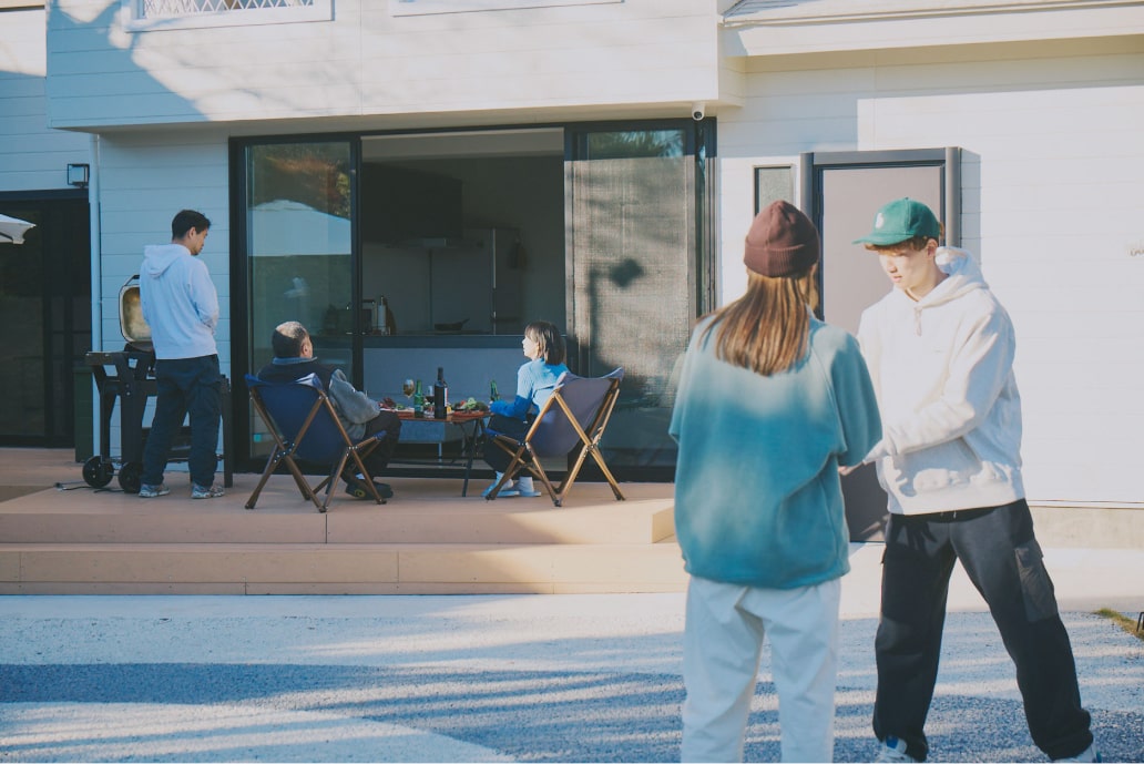 屋外で数人で過ごしている写真